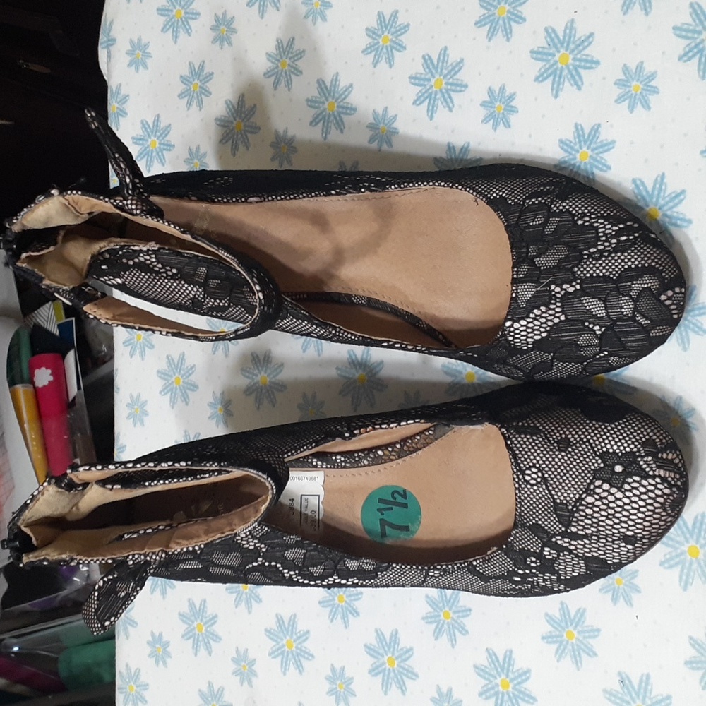 🌻5 for $20 black lace over pink satin wedges